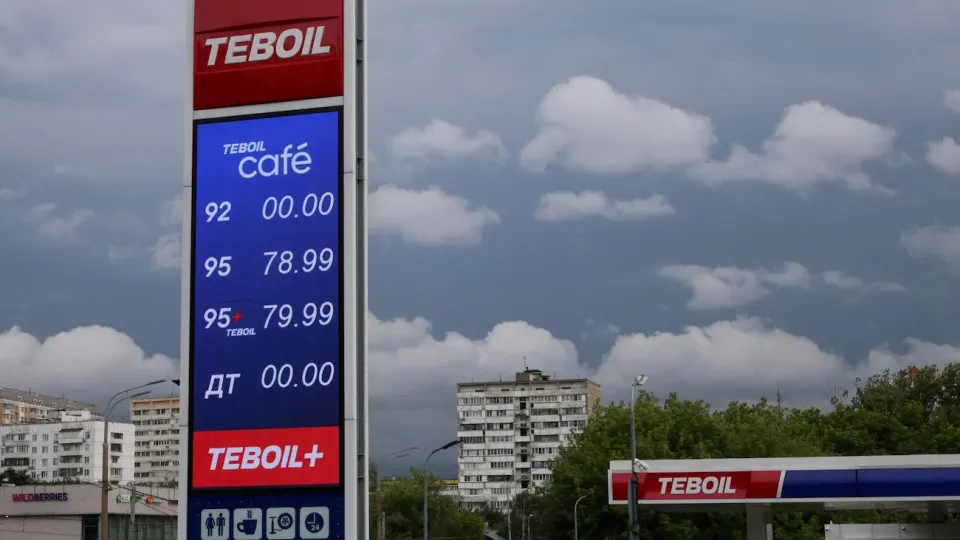 Власти приоритизируют поставки топлива в столицу, что привело к дефициту в ряде регионов: часть АЗС не работает, вводят разные ограничения, а производство не покрывает спрос.