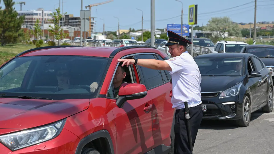 Власти региона направили полицейские наряды к наиболее загруженным автозаправкам: введены лимиты на продажу топлива, на некоторых станциях очереди превышают несколько часов, а в ряде городов выросли цены и действуют ограничения оплаты.