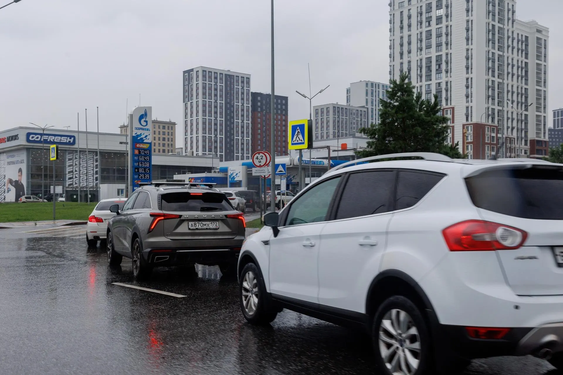 Власти ввели запрет на экспорт дизельного топлива с целью стабилизировать внутренний рынок и сдержать рост цен. Эксперт Фролов называет решение логичным, но вынужденным и временным.