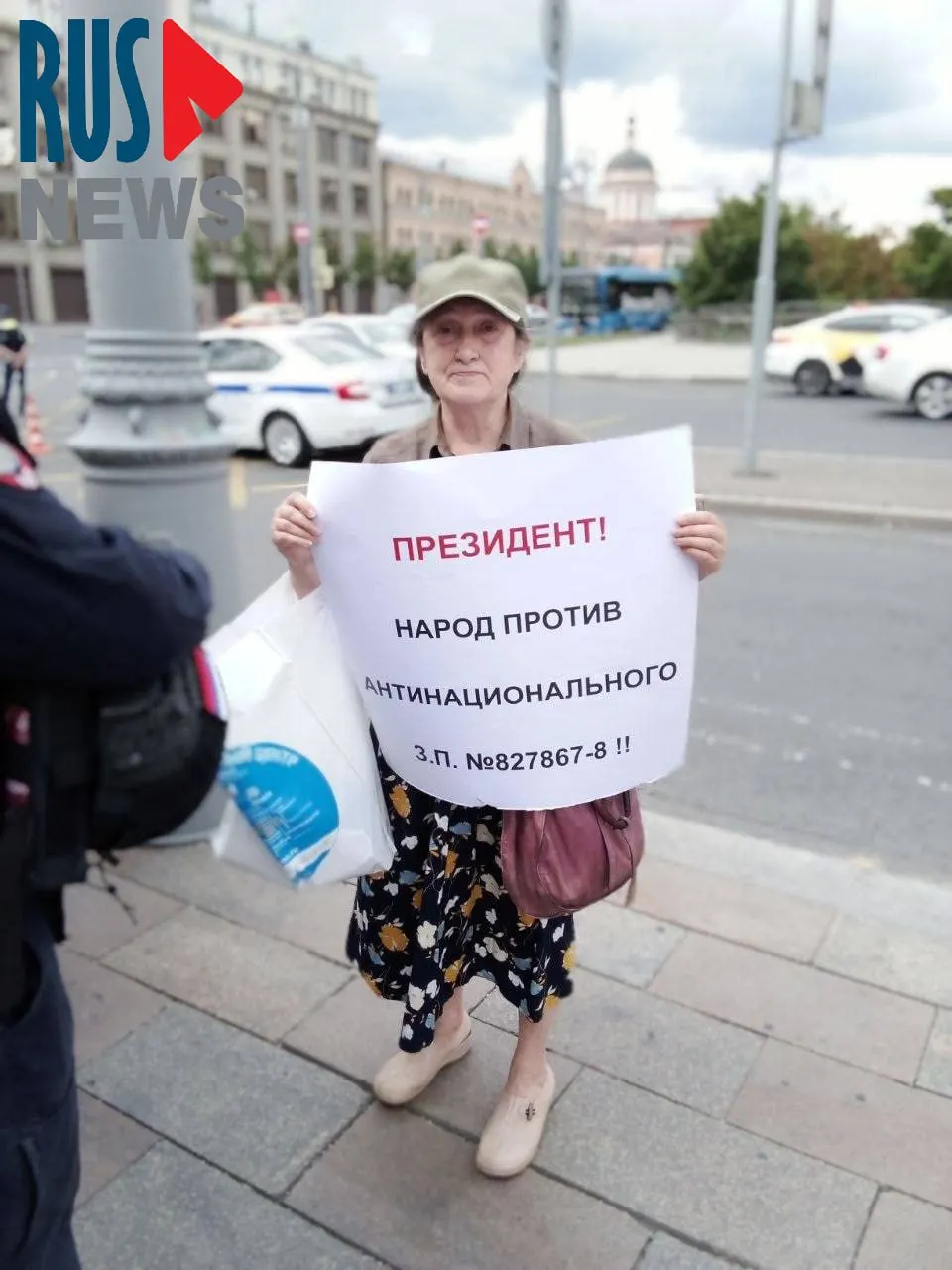 Наталью Шамину задержали на Старой площади в Москве во время одиночного пикета: она выступала против передачи регионам права выводить памятники из-под госохраны.