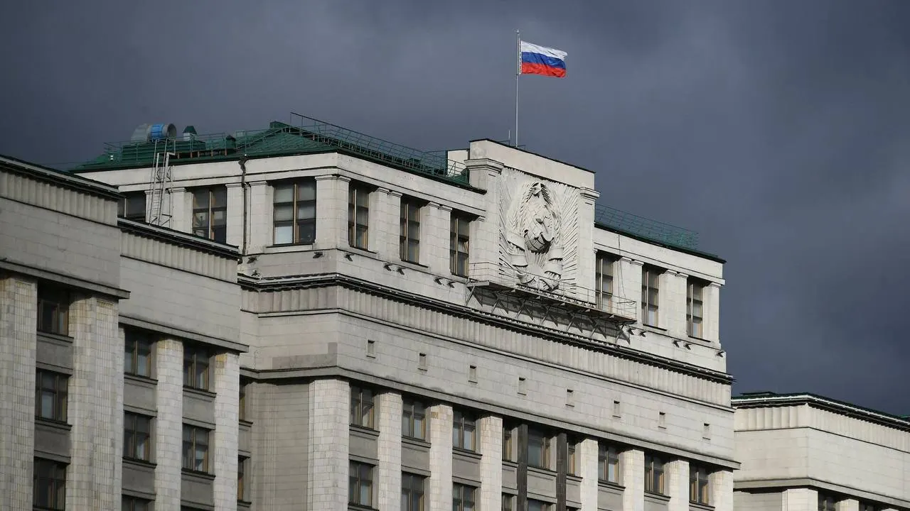 Проект закона предусматривает блокировку счетов, запрет на госуслуги, заморозку имущества и внесение в реестр тех, кто уехал из страны. Депутаты обсуждают возможность немедленного вступления документа в силу.