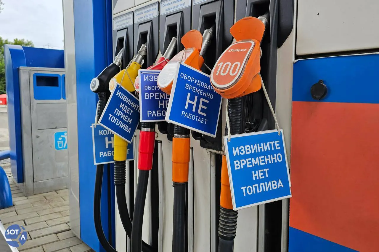 Медианная стоимость основных марок топлива выросла на десятки процентов за год. Аналитики объясняют это ремонтом НПЗ, сезонным спросом и локальными дефицитами; существенного удешевления топлива в ближайшие недели ждать не стоит.