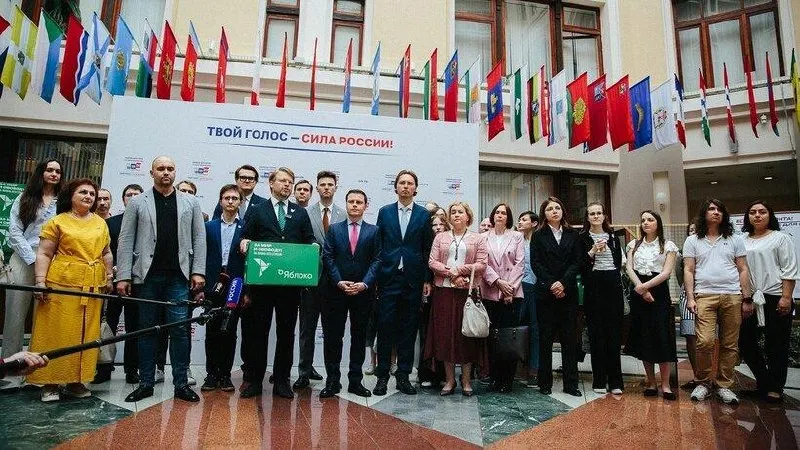 Центризбирком нашёл технические замечания в документах партии «Яблоко». Партии дали время до 8 июля на исправления, заседание по допуску кандидатов назначено на 10 июля.