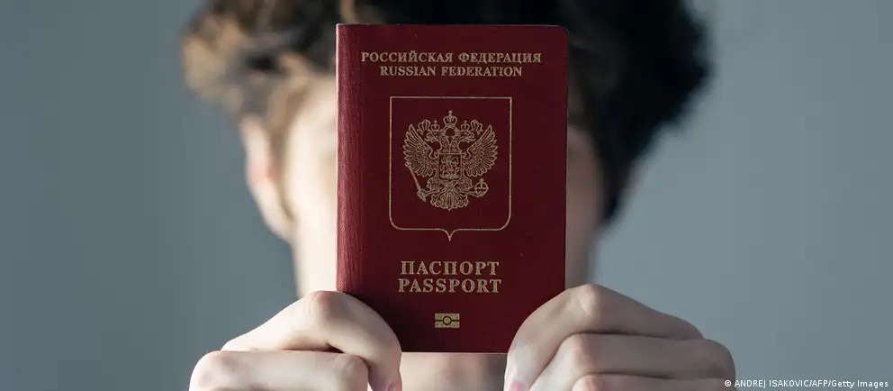 После возражений Франции и Италии ЕС пересмотрел первоначальный проект: запрет на краткосрочные визы предлагается вводить только в отношении лиц, прямо участвовавших в боевых действиях в Украине; одновременно расширены гуманитарные и государственные исключения.
