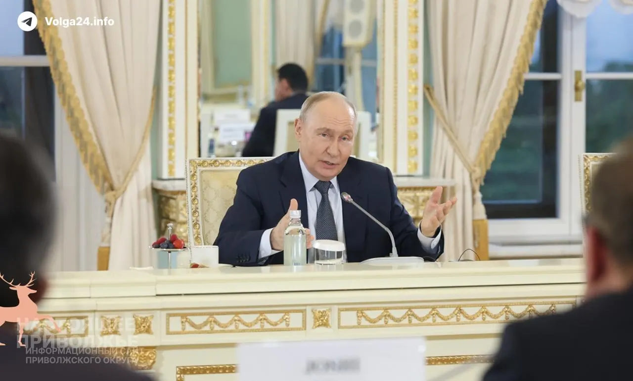 Президент заявил, что трудности на внутреннем топливном рынке вызваны внешним давлением и носят временный характер; ВВП России вырос на 0,2% за пять месяцев, в мае +0,3%.