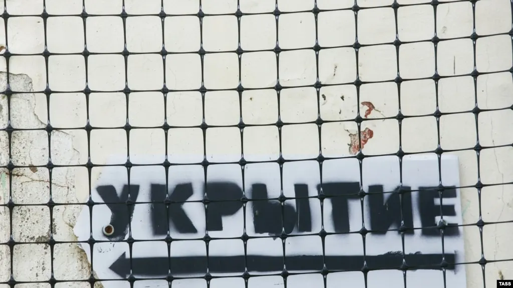 Сразу в нескольких регионах зафиксированы атаки беспилотников и ракет: в Калужской области горело промышленное предприятие, в Белгородской — повреждена энергетика и газоснабжение, в Крыму отмечены пожары на объектах инфраструктуры. Пострадавшие и перебои в работе коммунальных служб фиксируются в разных точках.