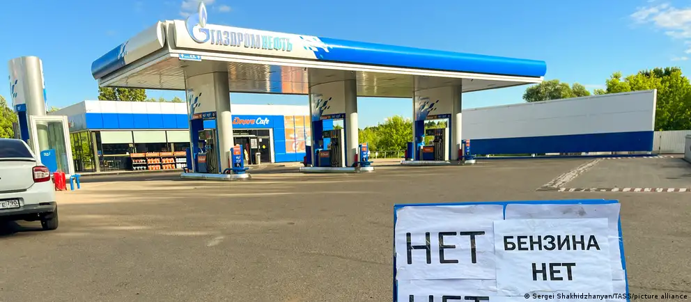 Росстат зафиксировал снижение индекса производства нефтепродуктов на 21,8% в годовом выражении; темпы роста цен на бензин и дизель замедлились, тогда как дефицит топлива связывают с повреждениями перерабатывающих мощностей.