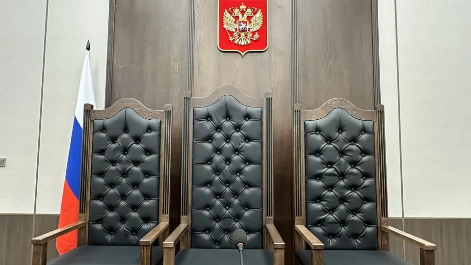 Правительственная комиссия поддержала инициативу Верховного суда разрешить нанимать студентов юридических вузов и специалистов со средним юридическим образованием на ряд должностей в судах. Инициатива должна сократить кадровый дефицит, но эксперты предупреждают о рисках и призывают одновременно улучшать условия труда и мотивацию.