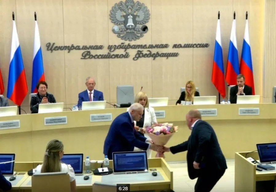 На заседании ЦИК единогласно зарегистрировали 260 кандидатов от «Справедливой России», вручили Сергею Миронову удостоверение, назначили члена с правом совещательного голоса и утвердили 43 финансовых уполномоченных «Яблока» для работы в 42 регионах.