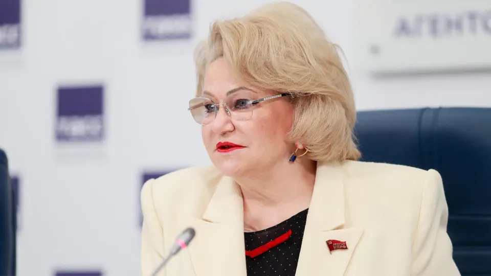 Глава думского комитета Нина Останина предупредила о скрываемых последствиях ударов по нефтеперерабатывающим заводам: дефицит топлива угрожает уборочной кампании и поставкам продуктов по всей стране.