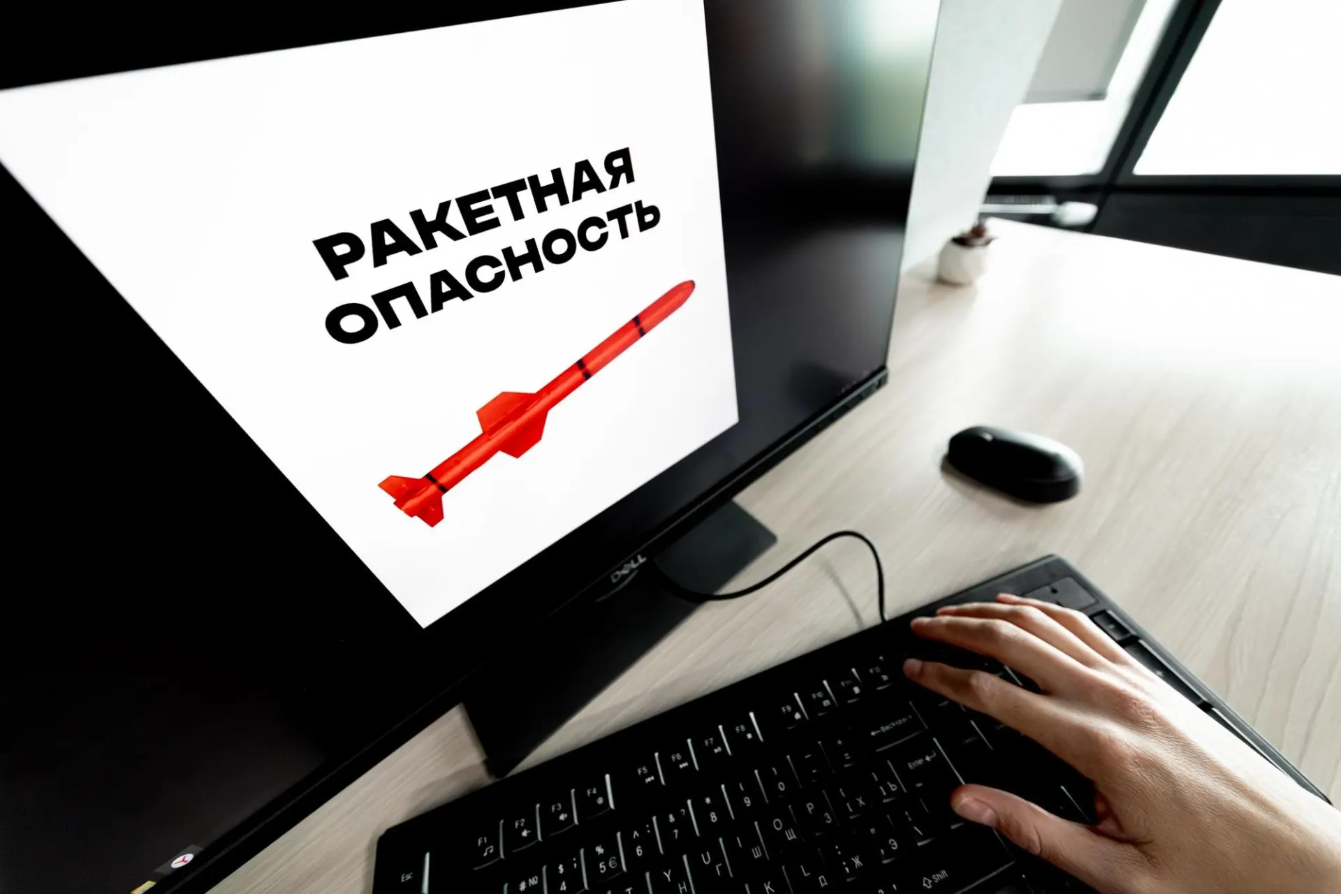 Воздушная тревога объявлена в нескольких регионах России, в том числе в Воронежской области. Жителям рекомендуют следовать официальным предупреждениям и соблюдать меры безопасности.