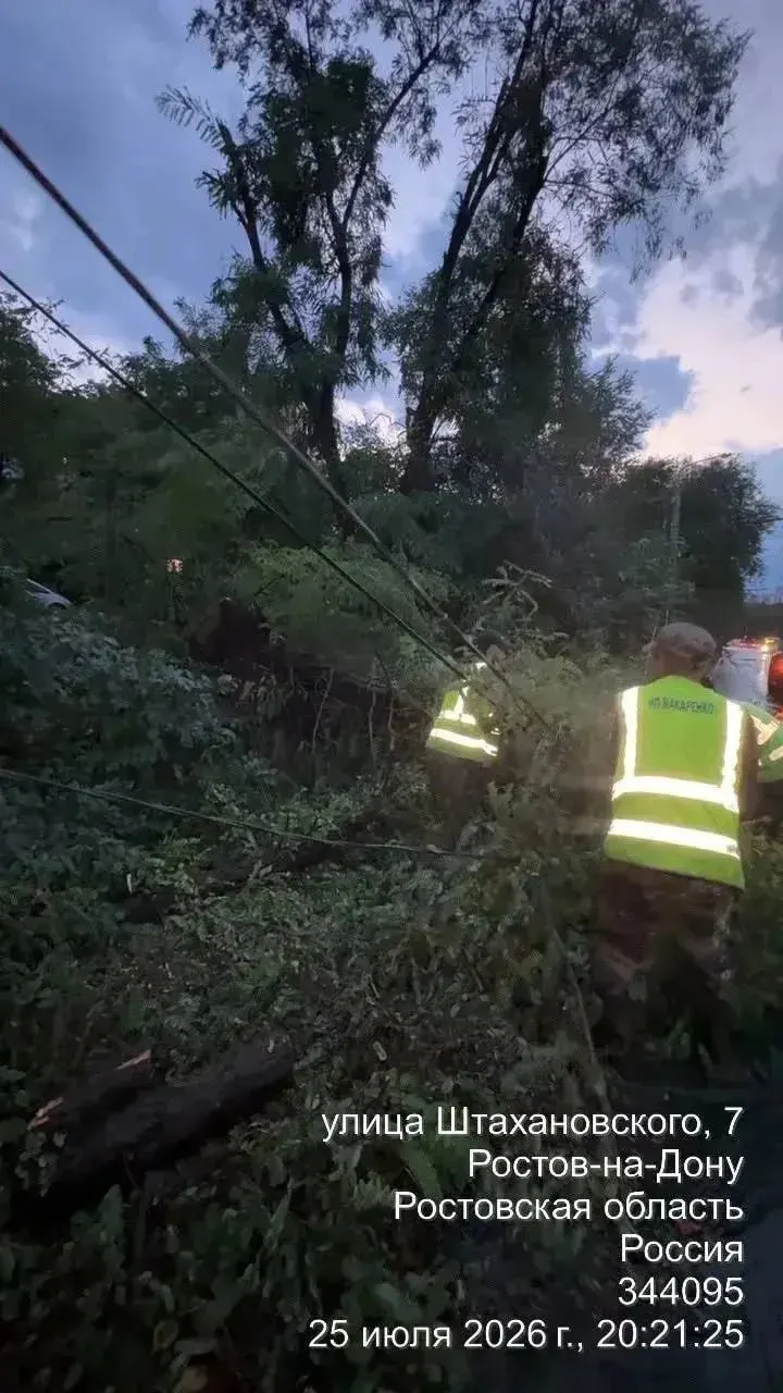 Ураган в Ростовской области вызвал перебои с электро- и водоснабжением. За ночь над регионами сбито множество беспилотников, продолжаются последствия ударов по Украине, а также идут спасоперации на Эльбрусе и ликвидация коммунальной аварии в Новосибирске.
