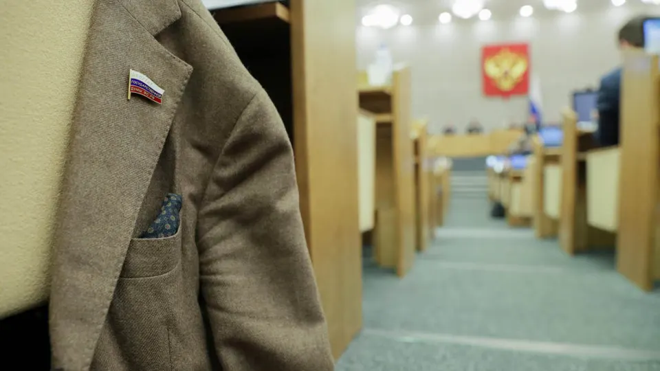 Правительство поддержало инициативу, которая снимает наказание за отсутствие или несвоевременную подачу деклараций региональными депутатами. Ведомства согласны с идеей в целом, но просят доработать нормы.
