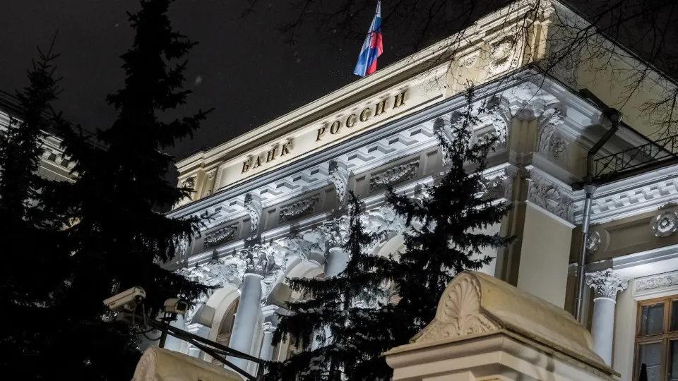 В июле кредитные организации получили дополнительные 2,099 трлн руб. через операции репо; общая задолженность перед ЦБ достигла 6,243 трлн руб. Экономисты предупреждают о росте дефицита рублевой ликвидности и возможной необходимости помощи из бюджета.