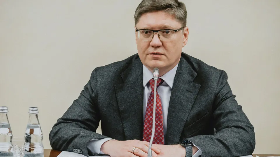 Зампред фракции заявил, что недовольство россиян вызвано ударами по НПЗ, пообещал решить проблему с топливом и раскритиковал предложение национализировать нефтекомпании. Между тем переработка нефти резко сократилась, а по регионам введены ограничения и лимиты.