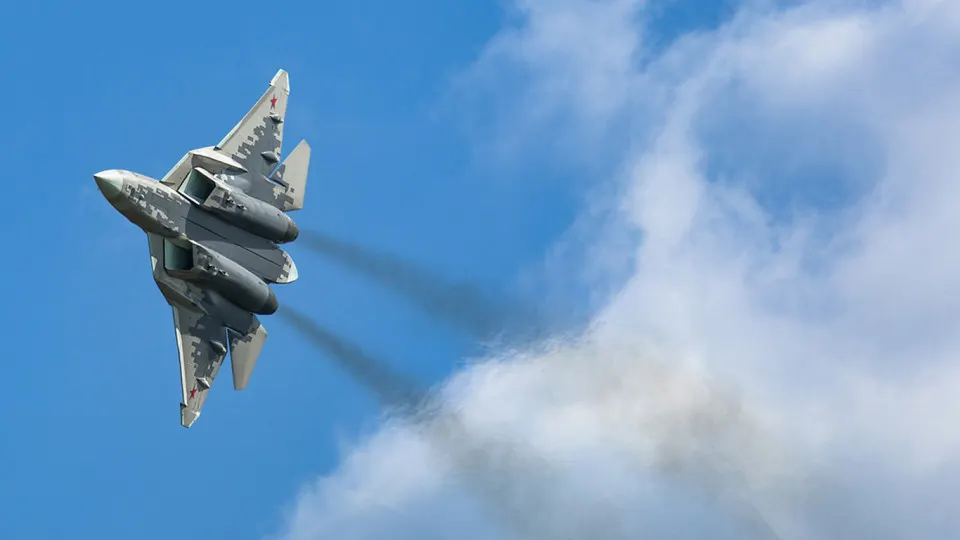 Минпромторг потребовал неустойку с АО «Авиационная и морская электроника» из‑за шестилетней просрочки по проекту «Дисплей‑И7», предназначенному для замены импортных газоразрядных модулей. Одновременно программа по импортозамещению электроники столкнулась со снижением финансирования и корректировкой целевых показателей.