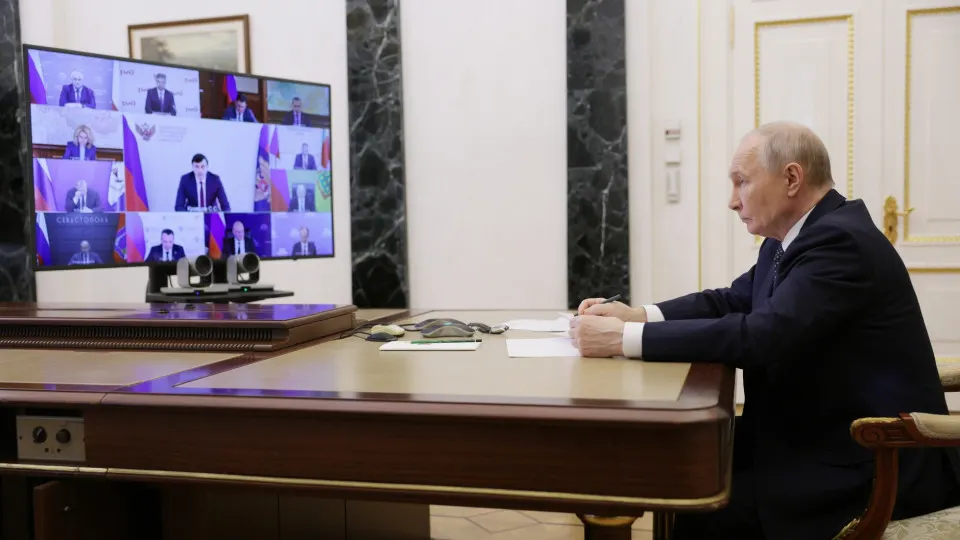Президент одобрил предложение главы Забайкалья строить сеть небольших нефтеперерабатывающих заводов, чтобы снизить уязвимость поставок после ударов беспилотников и смягчить дефицит топлива.