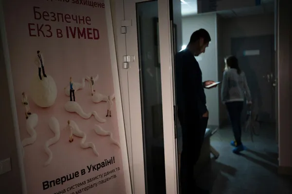 Депутаты приняли поправки в закон о ветеранах: экстракорпоральное оплодотворение станет частью бесплатной медицинской помощи для вдов участников войны и жен инвалидов боевых действий, при этом суррогатное материнство не покрывается.