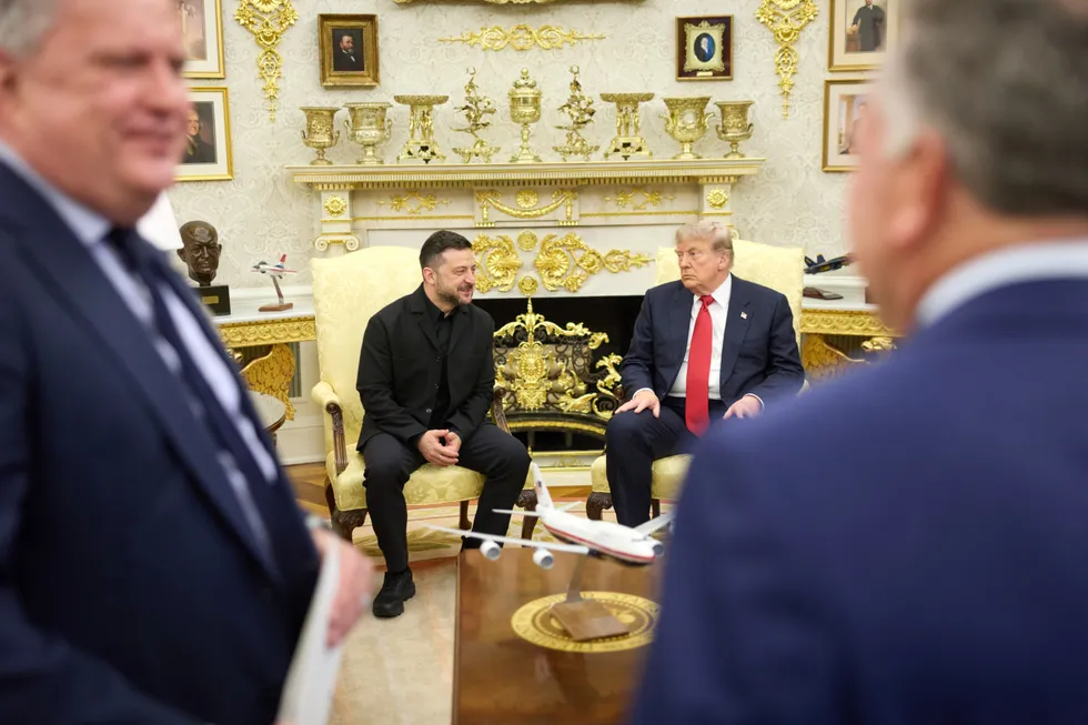 Встреча Владимира Зеленского с Дональдом Трампом в Вашингтоне завершилась обещаниями помощи и обсуждением экстренной поставки ракет для комплексов Patriot; сенат США на процедурном голосовании поддержал законопроект о пошлинах на российские углеводороды.