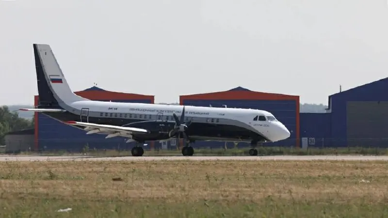 Новому турбовинтовому Ил-114-300 выдан сертификат с серьёзными ограничениями по температурному режиму и условиям полётов. Производитель обещает снять ограничения до начала поставок. На выставке также показали «Буханку» с композитной бронёй, затвердевающей на солнечном свету.