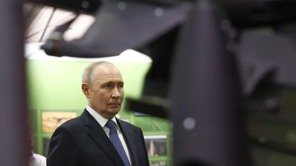На форуме «Все для победы» президент заявил, что россияне через Общероссийский народный фронт перечислили около 70 млрд руб. на нужды СВО; при этом военные расходы страны продолжают расти и в I квартале 2026 года превысили 5,9 трлн руб.
