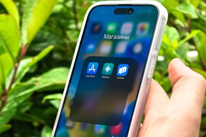 Федеральная антимонопольная служба заявила, что предустановленная на iOS иностранная поисковая система ставит в невыгодное положение российские сервисы, и пригрозила компании штрафом.