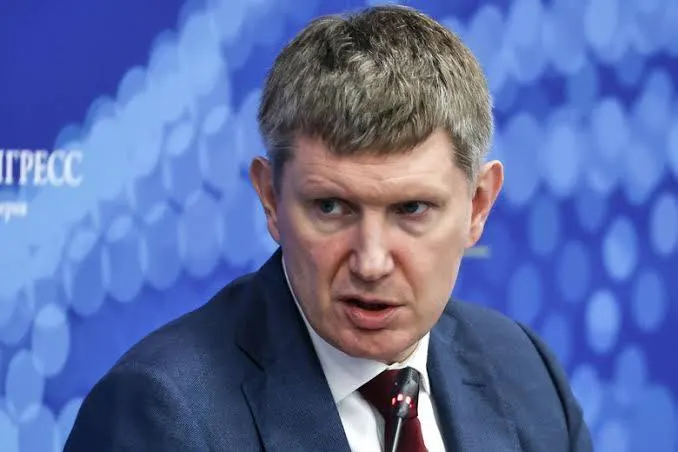 Минэкономразвития предписало гостиницам с более 50 номерами принимать постояльцев при подтверждении личности через «Макс» даже при отсутствии документов; на подключение систем и обучение персонала отведено немного времени.