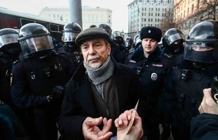 В Хорошевском суде Москвы началось заочное рассмотрение дела об «иноагентстве» и «нежелательной организации»: обвинение просит 6,5 года и запрет администрировать сайты на 10 лет.