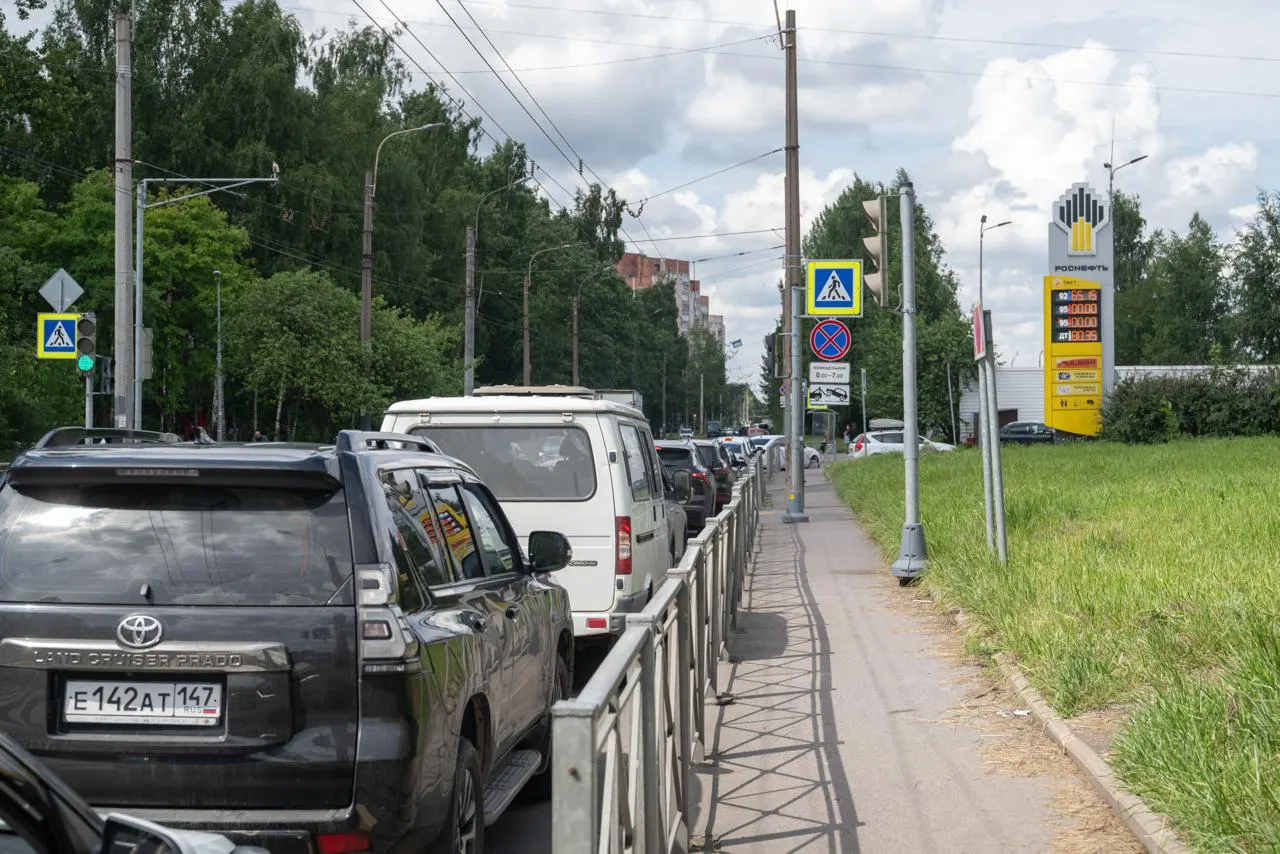 Проверка нескольких заправок в Санкт‑Петербурге показала: в городе продолжают реализовывать бензин Евро‑5. Перевод на более «грязный» Евро‑3 связан с ограничениями после ударов по НПЗ и пока не повсеместен.