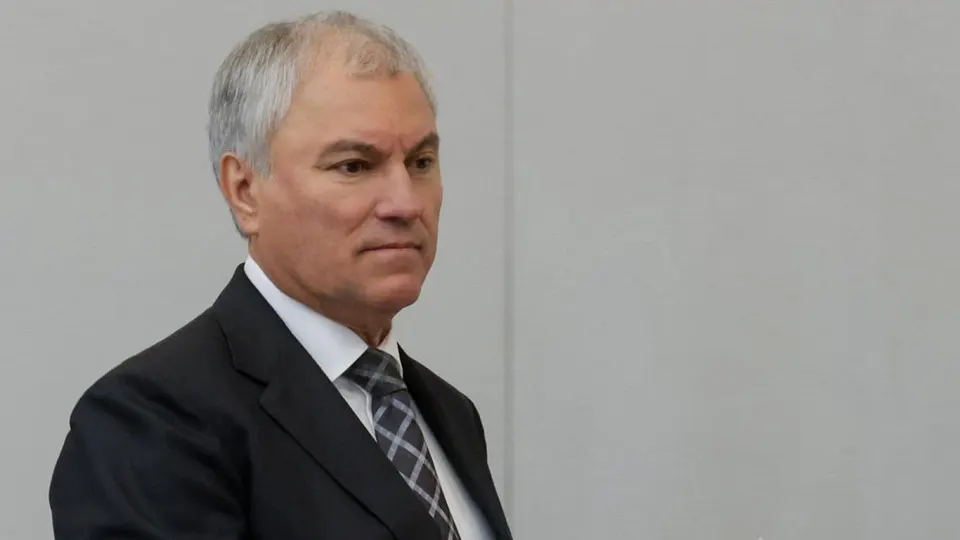 Спикер Госдумы обратился к коллегам и гражданам с призывом не устраивать паники на фоне острого дефицита топлива, который затронул практически всю страну; власти обещают дополнительные меры по обеспечению рынка.