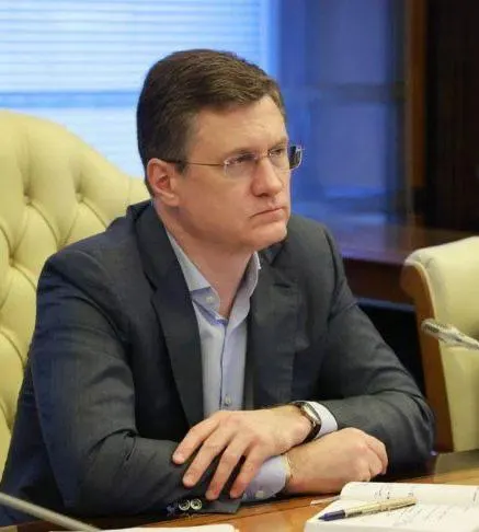 Вице‑премьер Александр Новак 7 июля провёл совещание по рынку топлива — главы регионов доложили о запасах, логистике и обеспечении экстренных служб. Федеральные органы и отраслевые компании получили поручения по ежедневному мониторингу и координации для предотвращения локальных перебоев.