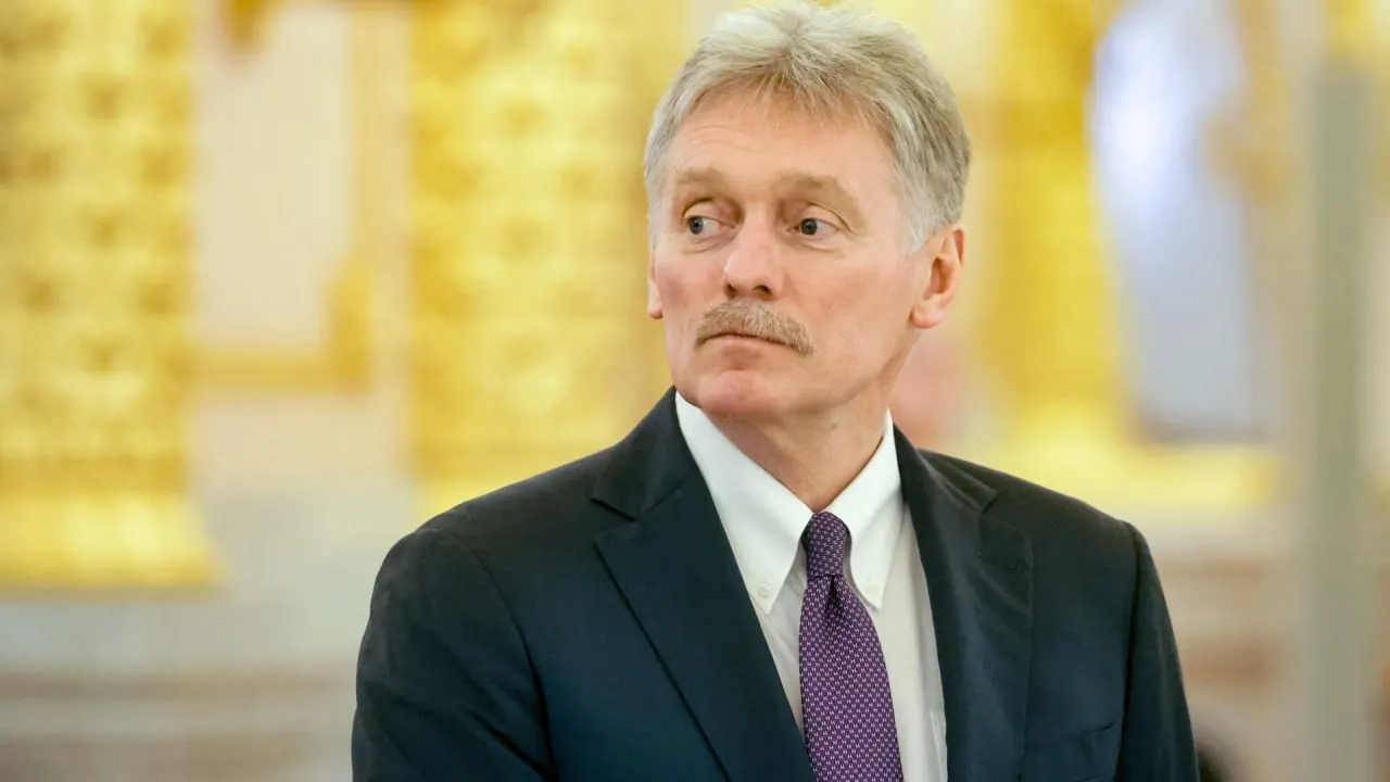 По мнению пресс‑секретаря президента Дмитрия Пескова, вовлечение западных стран и их спутниковая поддержка превратили СВО в настоящую войну; удары по гражданской и энергетической инфраструктуре он назвал террористическими, при этом Москва сохраняет готовность к переговорам и рассчитывает на посредничество США.