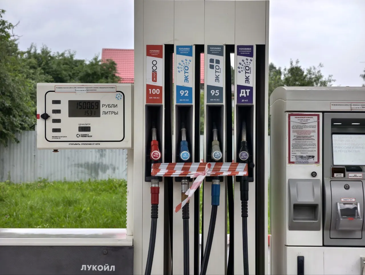 После заправки на городских АЗС у некоторых автомобилей загорается «чек», диагностика показывает сильное загрязнение форсунок — механики связывают это с повышенным содержанием серы в бензине.