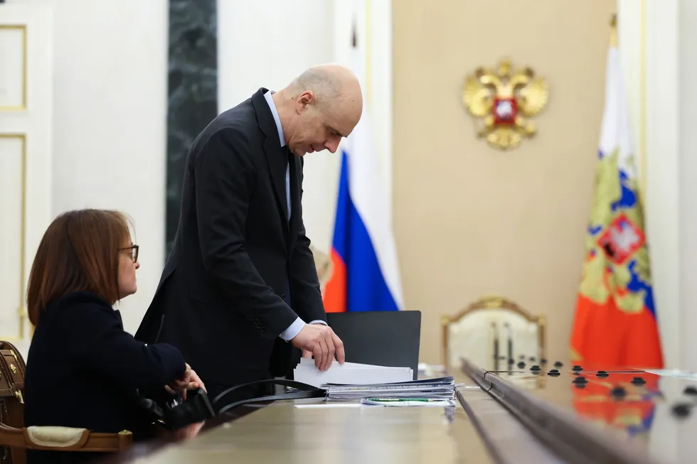 Новые полномочия Минфина и разрешение на заимствования сверх законных лимитов снижает прозрачность и предсказуемость фискальной политики. Это усиливает инфляцию, повышает ставку и подавляет инвестиции — последствия ощутит весь бизнес и население.