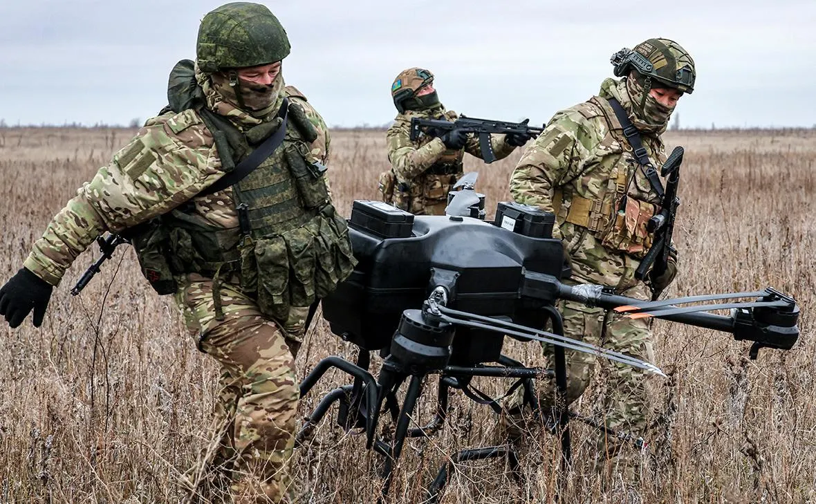 До конца года планировалось набрать 78 тысяч человек в войска беспилотных систем, но по итогам первого полугодия подготовлено лишь около 8 тысяч — примерно четверть от цели. Набор осложняют падение призыва и неудачная вербовочная кампания среди студентов.