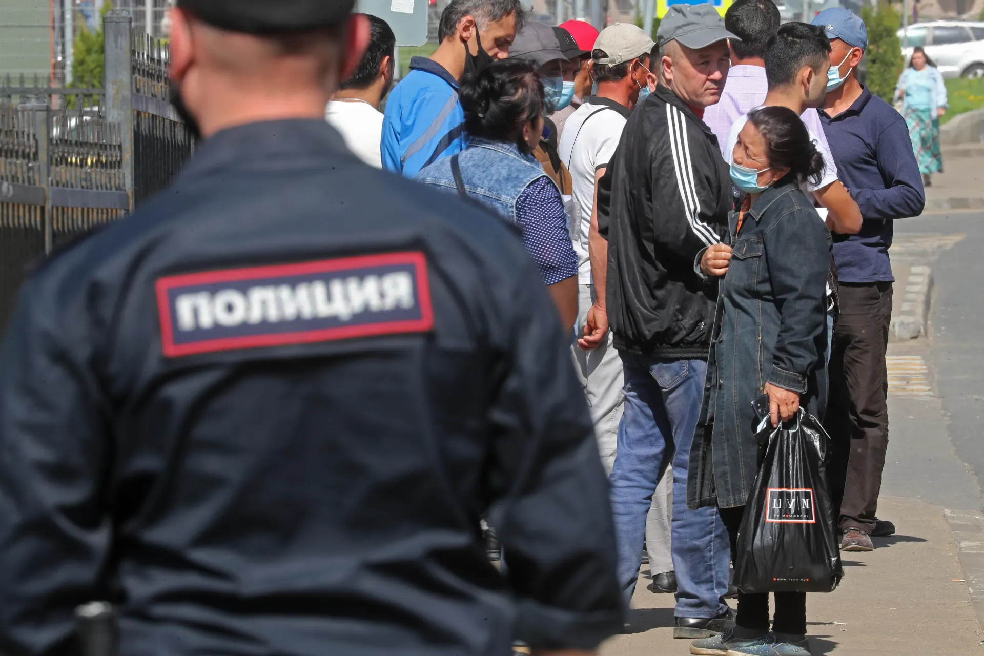Правительство подготовило поправки ко второму чтению в Госдуме: в перечень оснований для безальтернативной депортации предлагают добавить неповиновение пограничникам и дискриминацию.