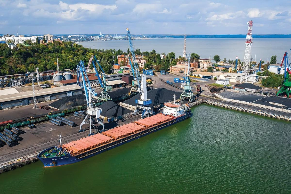 Минсельхоз предложил покрыть до 90% расходов на железнодорожную перевозку зерна из Ростовской области в порты Черного и Балтийского морей после приостановки отгрузок из азовских портов из‑за угроз беспилотников.