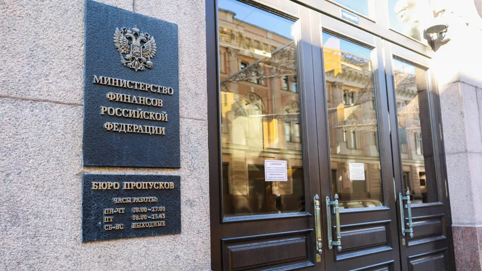 Аналитики ЦМАКП предупреждают: после 2022 года государственный долг увеличился почти на 68%, расходы на обслуживание взлетели, а к 2028 году процентные выплаты могут поглотить до 10% бюджетных расходов.