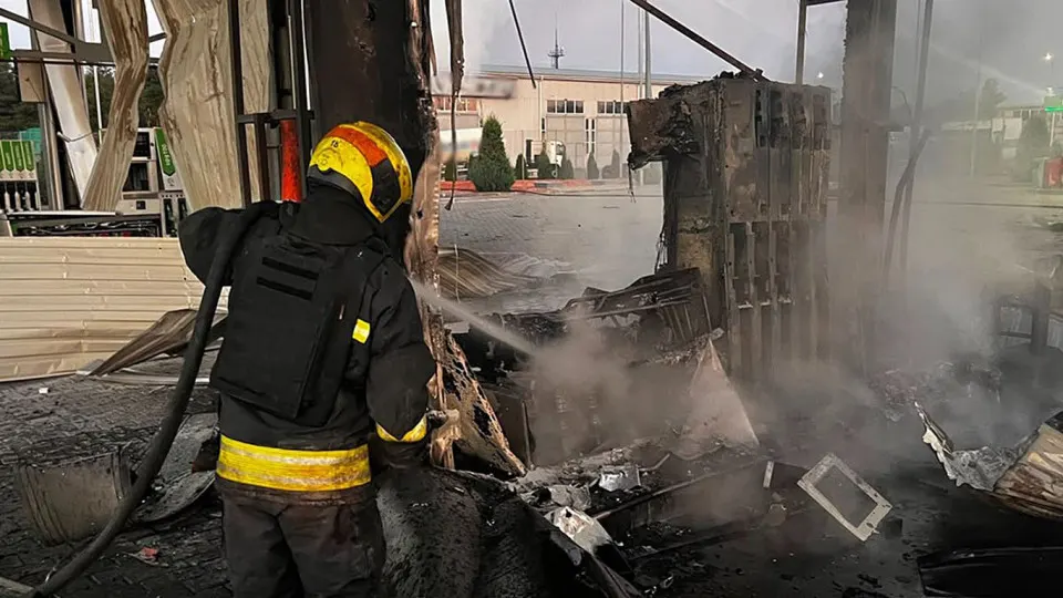 Ночью 1 июля беспилотники атаковали объекты в Днепропетровской области — повреждены пять автозаправок, есть жертвы и пострадавшие. Одновременно в России наблюдается острый дефицит топлива и резкий рост цен, власти запускают экстренный импорт.