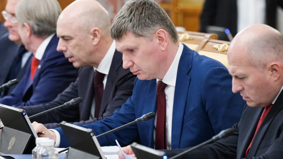 По оперативным данным, ВВП вырос всего на 0,2% в январе–мае 2026 года. Промышленность в целом стагнирует, инвестиции падают, а снижение цен на нефть и проблемы в переработке усиливают риск экономического спада.