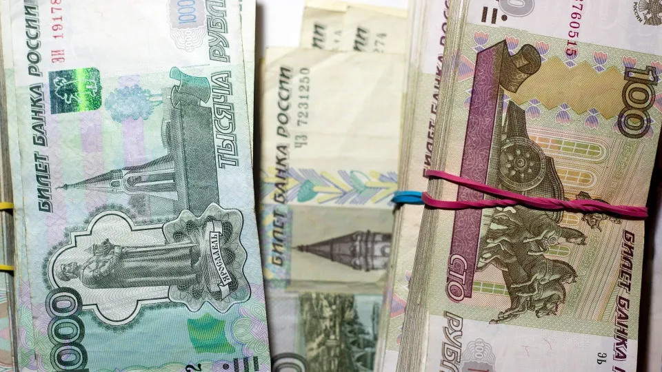 В начале июля россияне массово снимали деньги с банков — объём наличности в обращении вырос заметно. Банки увеличили заимствования у регулятора, а рост проблемных кредитов усиливает риски для стабильности сектора.