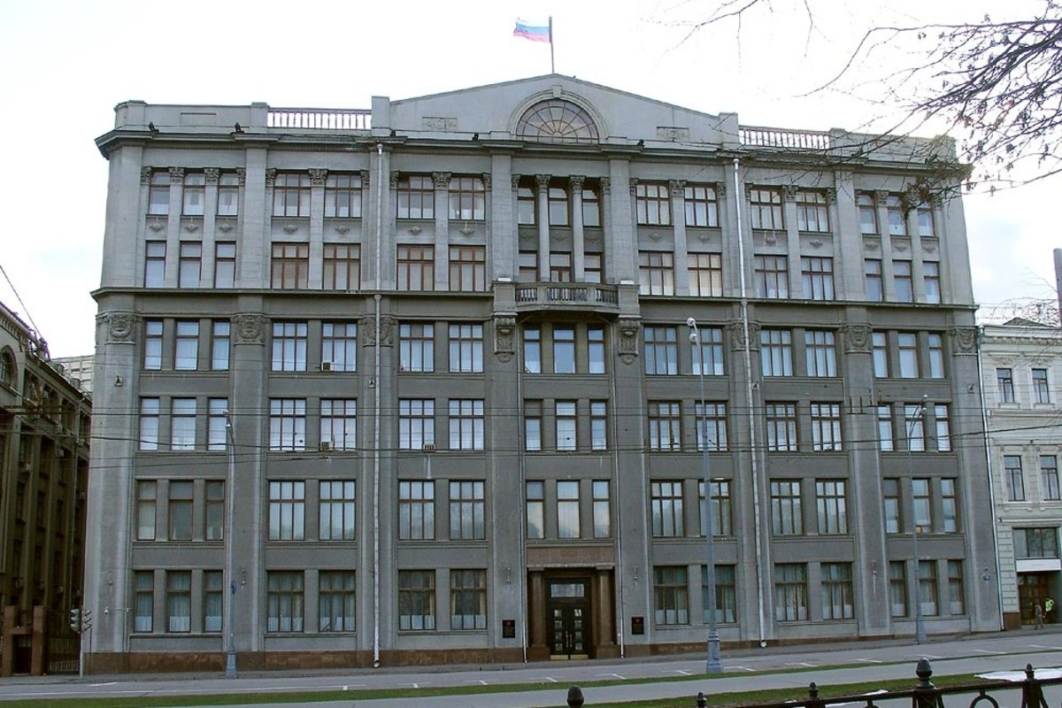 В администрации президента поручили крупным подконтрольным изданиям и каналам не публиковать фото и видео последствий ударов ВСУ по российской территории и сместить акцент в сторону демонстрации результатов российских ударов по Украине; часть телеграм‑каналов уже ограничила подобный контент.