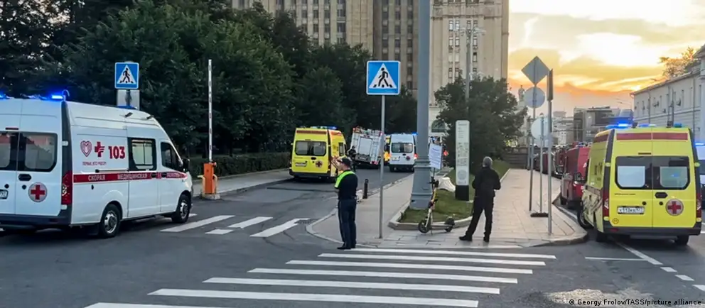 У входа в ресторан на Кудринской площади прогремел взрыв — погибли несколько человек. Следствие рассматривает версию о попытке покушения на главнокомандующего Воздушно‑космическими силами России Александра Чайко; мэр города назвал событие терактом.