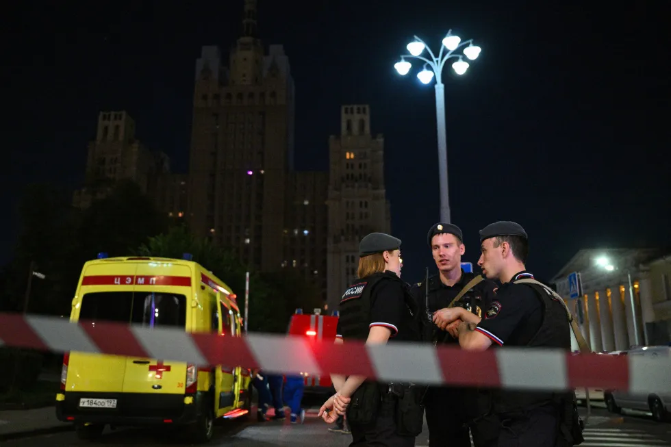 Во время вечернего инцидента в центре Москвы произошёл взрыв у известного ресторана. Погибли по меньшей мере несколько человек, десятки пострадали; проводится расследование.