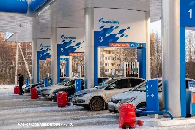 Лимиты на продажу топлива сняты на заправках в нескольких регионах, включая Санкт-Петербург и Ленинградскую область; аналогичные меры применены в Москве, Московской области и ещё в девяти регионах.