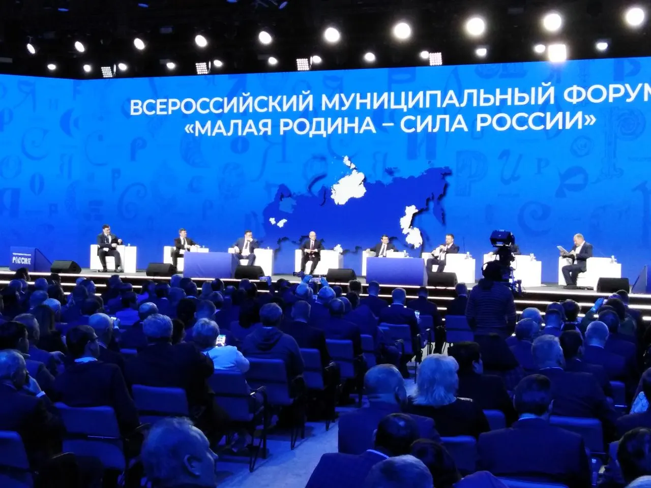 Указ устанавливает ежегодное проведение форума муниципального сообщества и церемонии вручения премии, назначив ответственным за организацию Сергея Кириенко.