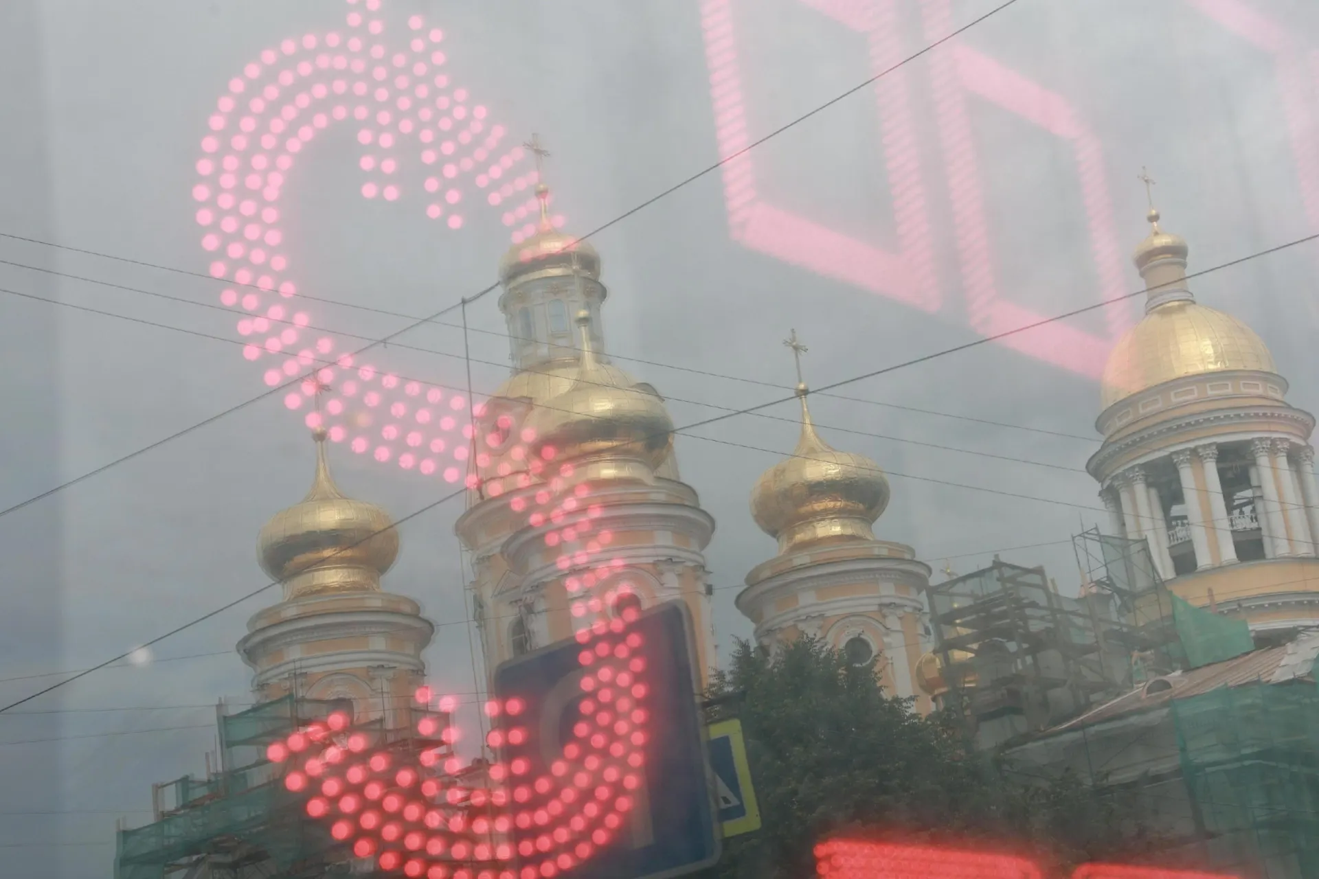 За лето курс рубля к доллару ослаб примерно на четверть; эксперты оценивают дальнейшее развитие ситуации на валютном рынке.