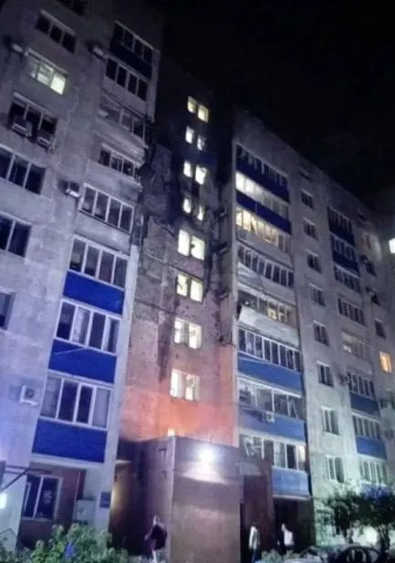 Минобороны сообщило об уничтожении 516 беспилотников над регионами России за минувшую ночь; зафиксированы повреждения в порту Усть-Луга и жилом доме в Новокуйбышевске, а также новые атаки в других регионах.