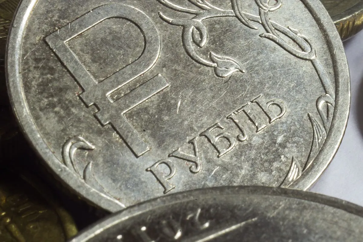 Глава государства уточнил, что госдолг остаётся одним из самых низких в мире, дефицит — не критичен при разумной политике финансирования. Правительство и Центробанк работают над макроэкономическим балансом и условиями для инвестиций.