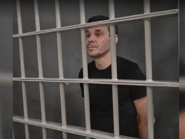 48-летний Максим Артемов получил 14 лет колонии строгого режима, два года ограничения свободы и штраф 200 тысяч рублей по делу о госизмене; приговор вынес Краснодарский краевой суд.